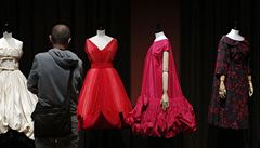 Na francouzský šarm 50. let láká výstava módy
