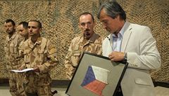 Vojáci ministrovi darovali vlajku z výbuchem pokozeného obrnnce.