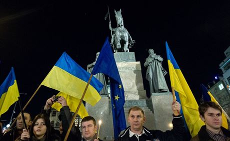 Na podporu revoluce. Na Václavském námstí v Praze demonstrovalo 20. února nkolik set Ukrajinc, aby podpoili revoluní dní v Kyjev.