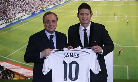 Prezident Realu Madrid Florentino Perez (vlevo) a fotbalista James Rodríguez.