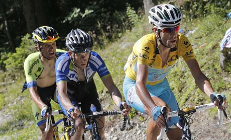 Leopold König stoupá na Tour de France za Vincenzem Nibalim.