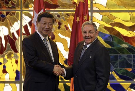 ínský prezident Si in-pching (vlevo) se svým kubánským protjkem Raúlem...