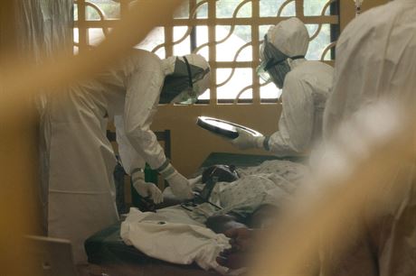 Doktor Kent Brantly (vlevo) oetuje pacienta nakaenho ebolou.