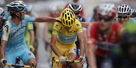 Vítz Tour Nibali pijímá gratulace od týmových spolujezdc.