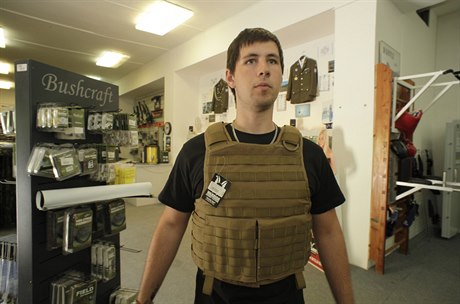Vojáci si kupují vesty v army shopech.