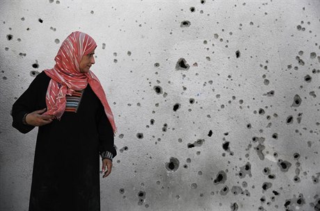 Palestinská ena vedle zdi rozbité rapnelem (ilustraní snímek).
