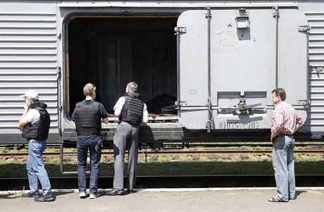 Pozorovatelé z OBSE u chladících vagón v nich mají být umístna tla obtí ze...