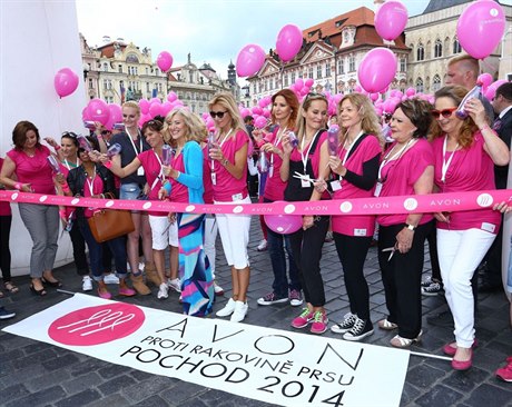 Generální ředitelka společnosti Avon Cosmetics pro Českou a Slovenskou republiku Andreea Moldovan (v modrém uprostřed) před startem letošního Pochodu proti rakovině prsu (14. června).