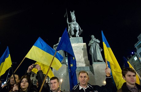 Na podporu revoluce. Na Václavském námstí v Praze demonstrovalo 20. února nkolik set Ukrajinc, aby podpoili revoluní dní v Kyjev.