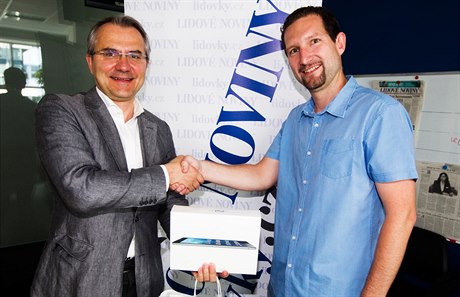 Ředitel redakce LN Veselin Vačkov (vlevo) a vítěz tipovací soutěže o iPad Air...