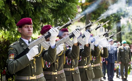 T odvysílá benefiní koncert za pt voják, kteí v ervenci zahynuli po...