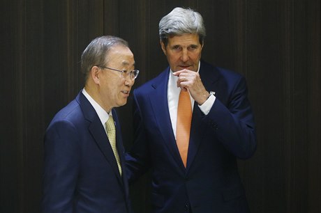 Generální tajemník OSN Pan Ki-mun (vlevo) a americký ministr zahranií John...