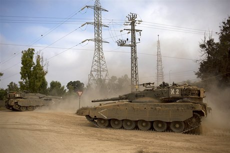 Pesun izraelských tank nedaleko hranic s Pásmem Gazy.