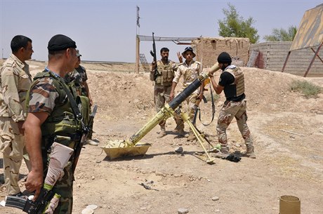 Irácká armáda bojuje s islamisty: vojáci odpalují stelu z minometu na...