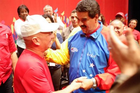 Hugo Carvajal (vlevo) a venezuelský prezident Nicolás Maduro.