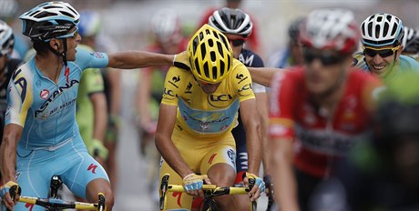Vítěz Tour Nibali přijímá gratulace od týmových spolujezdců.