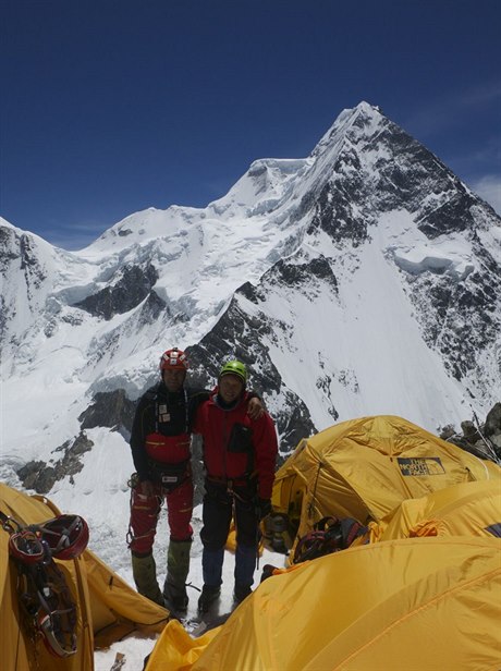 eský horolezec Radek Jaro (vlevo) v základním táboe pod vrcholem K2 v pohoí...