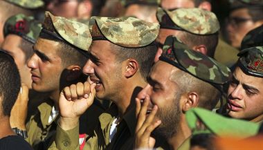 Izraelt vojci truchl na pohbu svho kolegy, vojka Daniela Kedmiho, v Tel...