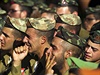 Izraeltí vojáci truchlí na pohbu svého kolegy, vojáka Daniela Kedmiho, v Tel...