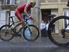 Poasí mnohdy závodníkm z Tour de France nepeje, oni ale musí lapat.