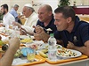 Příbor i tác v ruce. Papež si ve vatikánské jídelně vystál frontu na oběd.