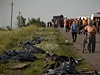 Tla obtí z MH17 leí v plastikových pytlích podél cesty.