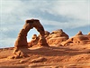 Snímek Delicate Arch v Utahu z dálky ukazuje, jak stabilní musí být tento...