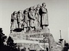 Fronta na maso. Stalinv pomník, nejvtí skupinové sousoí v Evrop, byl na...