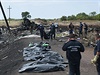 Zatímco ukrajintí záchranái odnáí tla v plastových pytlích, prorutí...