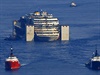 Vrak Costa Concordia taený dvma remorkéry.