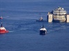 Vrak lodi Costa Concordia taený dvma remorkéry míí do Janova.