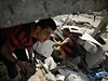 Palestinci prohledávají sutiny domu zasaeného izraelskými raketami.