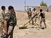 Irácká armáda bojuje s islamisty: vojáci odpalují stelu z minometu na...