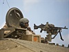 Voják izraelské armády zaujímá pozici v Pásmu Gazy.