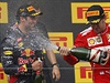 Daniel Ricciardo dostává sprchu od Fernanda Alonsa.