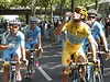 Vítz Tour Vincenzo Nibali si pipíjí ampaským se svými kolegy ze stáje...
