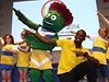 Usain Bolt s Clydem, maskotem Her Commonwealthu, a místními dtmi.