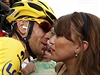 Tolik tstí najednou... Vítz Tour Vincenzo Nibali dává polibek své en...