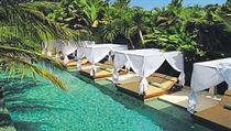 Relaxace je možné si užívat jak u společného bazénu, tak přímo před vilou