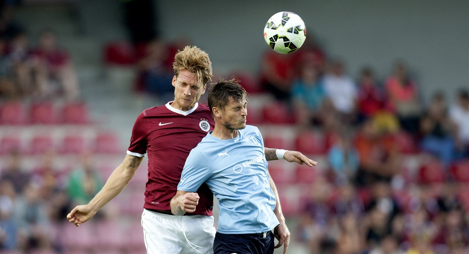Hlavikový souboj. Radoslav Ková vs. Markus Rosenberg.