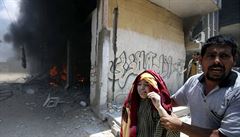 Palestinec odvádí rannou dívku.