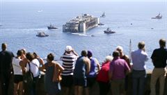 Domácí radili turistům, z kterých míst budou mít nejlepší výhled na loď, jejíž... | na serveru Lidovky.cz | aktuální zprávy