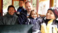 Hans vanden Hende s man�elkou Shalizou Dewovou a jejich d�tmi