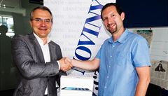 Ředitel redakce LN Veselin Vačkov (vlevo) a vítěz tipovací soutěže o iPad Air... | na serveru Lidovky.cz | aktuální zprávy