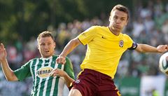 David Lafata (vpravo) odvrací mí� p�ed protihrá�em.