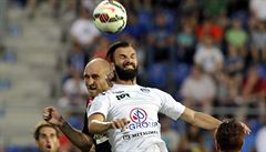 Martin Latka (vlevo) ze Slavie a Tomá� Ko�út ze Slovácka bojují o mí�.
