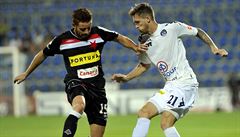 Marcel Gecov (vlevo) ze Slavie a Milan Kerbr ze Slovácka.