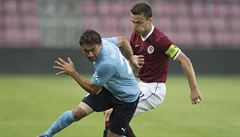 Zleva Zleva Ricardinho z Malmö FF a David Lafata z AC Sparta Praha bojují o mí.