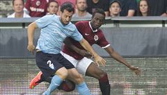 Zleva Matias Concha z Malmö FF a Costa Nhamoinesu z AC Sparta Praha bojují o...