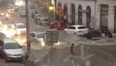 Msto silnice eka. V Praze na ikov siln boue promnila Husitskou ulici